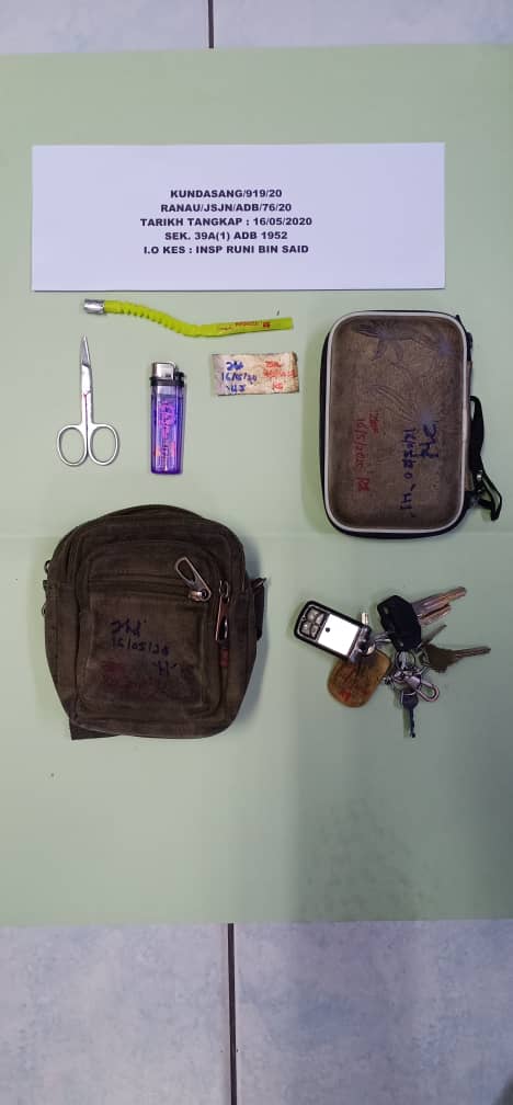 Dua lelaki tempatan ditahan kerana memiliki dadah.