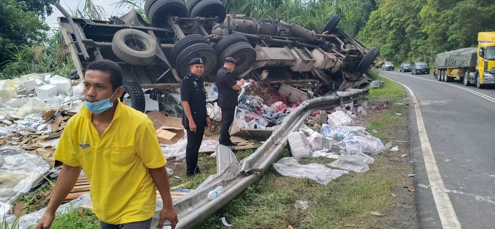 Lori 10 Tan terbabas sendiri, pemandu dan kelindan cedera ...