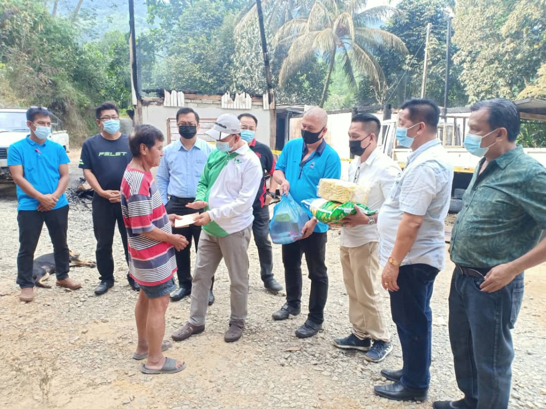 Jahid Jahim melawat mangsa kebakaran rumah di Kampung Tambulaung