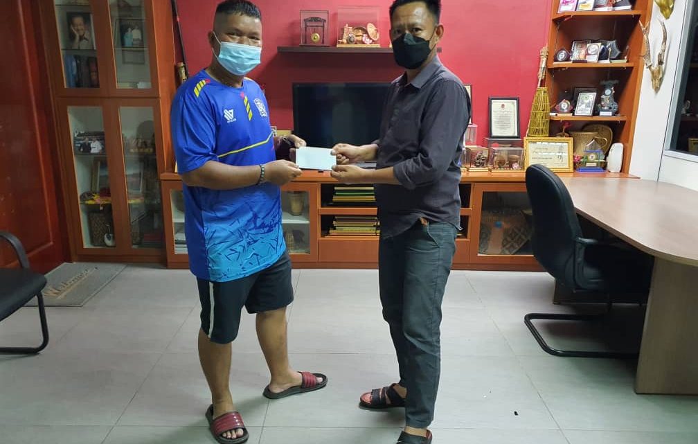 Pasukan bola sepak dari Daerah Kecil Pagalungan terima sumbangan ADUN Nabawan