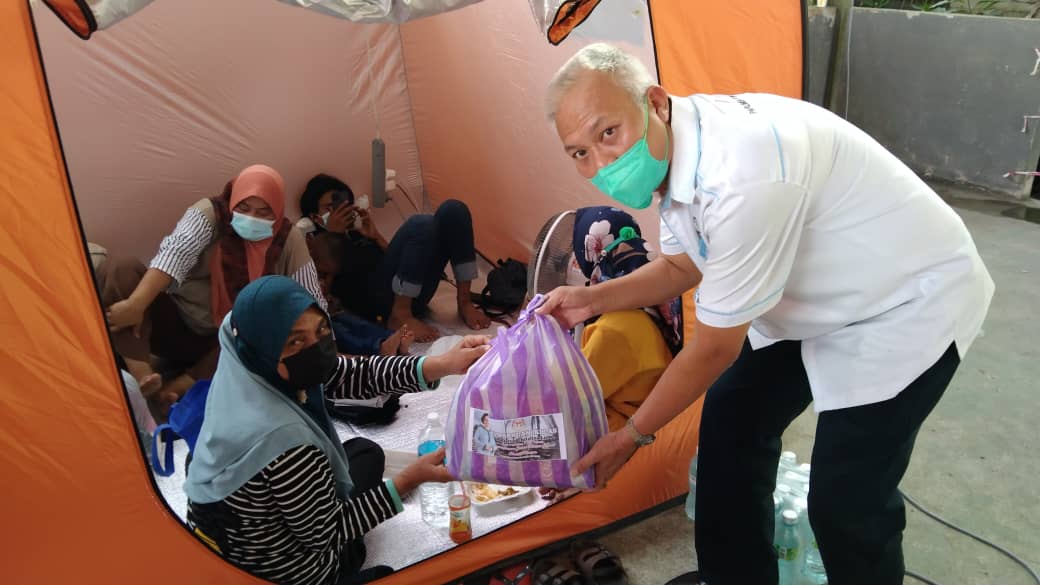 Tawau MP donates food aid to fire victims